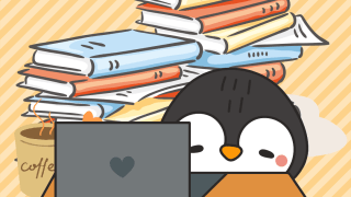 alt=積み重なった本とコーヒーをそばに置き、机でノートパソコンを使ってブログ記事を書く可愛いペンギンのイラスト"